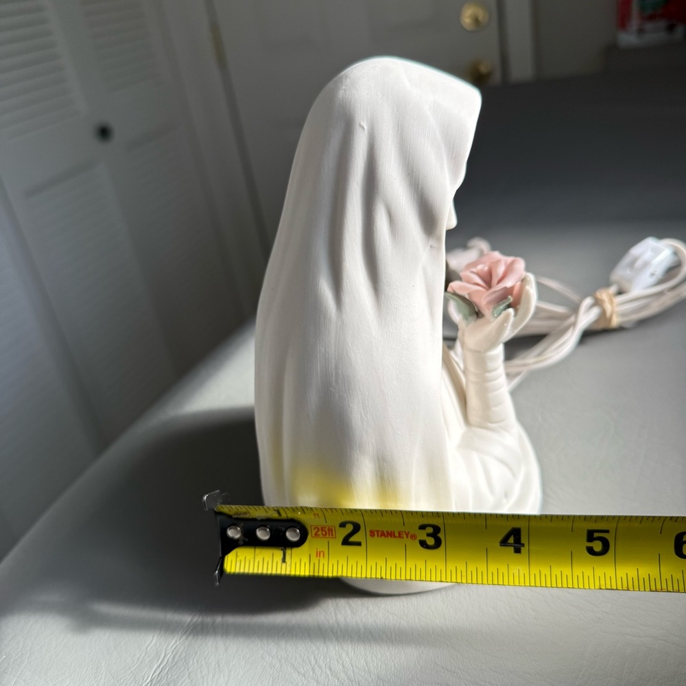 Vintage Mary / Madonna Elegant Figurine - Lighted Night Light / Lamp - Picture 15 of 17